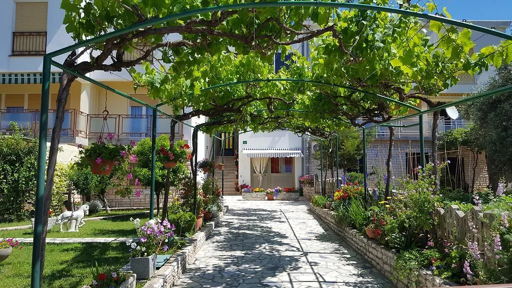 Apartments Paradiso location